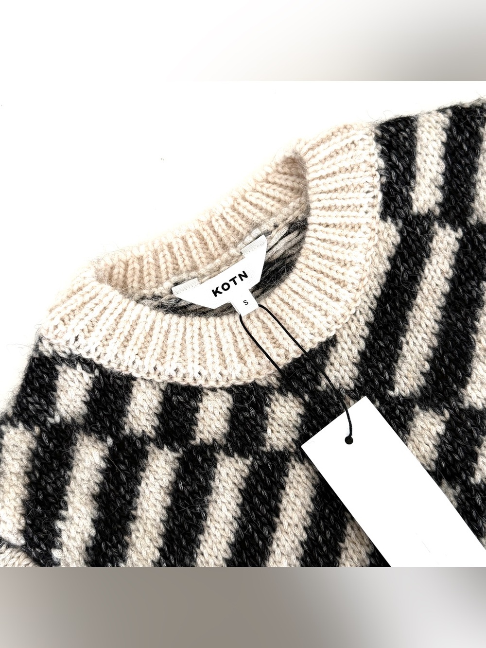 KOTN Asilah Cropped Sweater in the Alabaster / Black Size Small - Picture 4 of 9